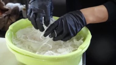 Sushi Senfonisi: Profesyonel Kesinlikte Nefis Rolls Rolls. Profesyonel bir şefin uzman elleri titizlikle pirinçten, somondan ve ton balıklı filetodan suşi yapar. Bitmiş başyapıtların zarif bir şekilde nasıl yapıldığını izleyin..