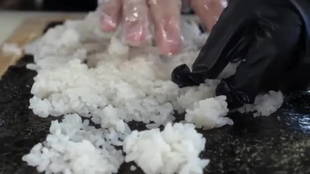 Sushi Symphony Crafting Rolls Requintados Com Precisão Profissional Mãos Especializadas — Vídeo de Stock