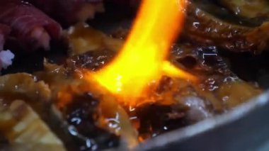 Sushi Senfonisi: Profesyonel Kesinlikte Nefis Rolls Rolls. Profesyonel bir şefin uzman elleri titizlikle pirinçten, somondan ve ton balıklı filetodan suşi yapar. Bitmiş başyapıtların zarif bir şekilde nasıl yapıldığını izleyin..