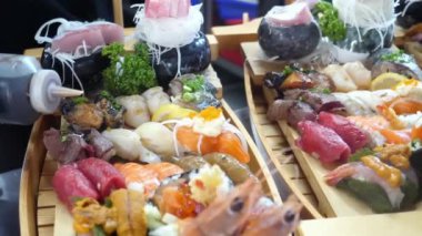 Deniz ürünleri ihtişamı, çeşitli bir tabak hazırlama ve süsleme. Mutfak sanatçısı titizlikle bir dizi deniz mahsulü lezzeti hazırlıyor ve sunumlarını geliştiriyor. Deniz ürünleri çeşitliliğini görselleştiriyor..