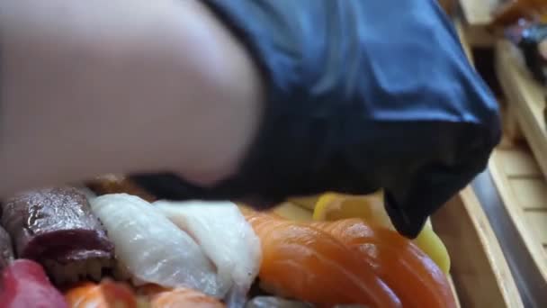 Відчуйте Мистецтво Кулінарної Точності Майстерну Руку Делікатно Нарізає Тунець Організовує — стокове відео