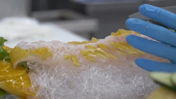 Vynikající Pokrm Zlatým Platýsem Připomínající Zářivou Zlatou Rybku Zaujímá Středovou — Stock video