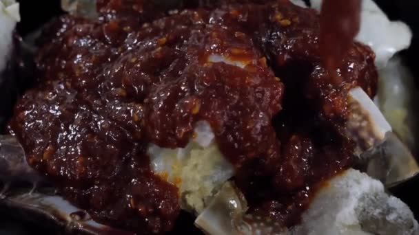 Kepiting Kotak Bermandikan Saus Flavorful Soy Berbasis Kepiting Mentah Diatur — Stok Video