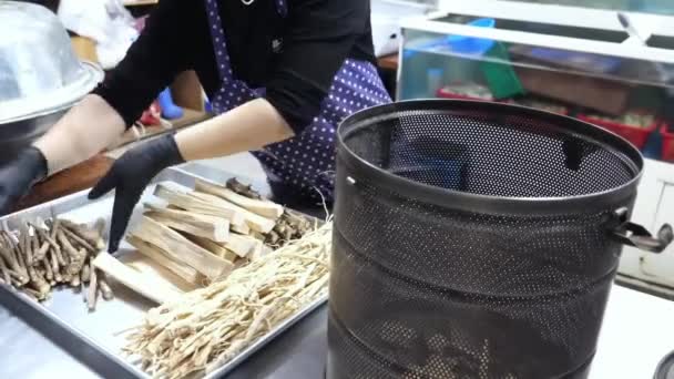 锅炉用木料准备 一种精细的过程 包括树皮 荆棘枝条和准备煮沸的根 — 图库视频影像
