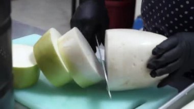Samimi Ev Yapımı Sebze Çorbası Hazırlama. Soğan kabukları, soğan soyulmuş soğan, daikon turpları, Çin lahanası, yosun ve pırasa kullanarak besleyici et suyu veya çorba yapma üzerine adım adım bir rehber..