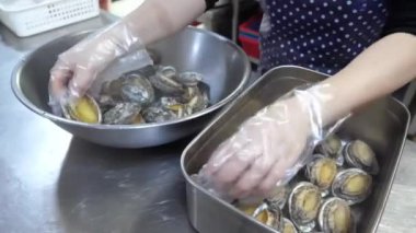Asya Baharatlarıyla Denizkulağı Denizcilik. Asya baharatlarını kullanarak deniz kulağı denizanası salınımını gösteren video