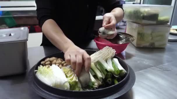 고기와 절묘한 해산물 에노키 시메지 문어로 보완된 교향곡이 특징인 요리로 — 비디오