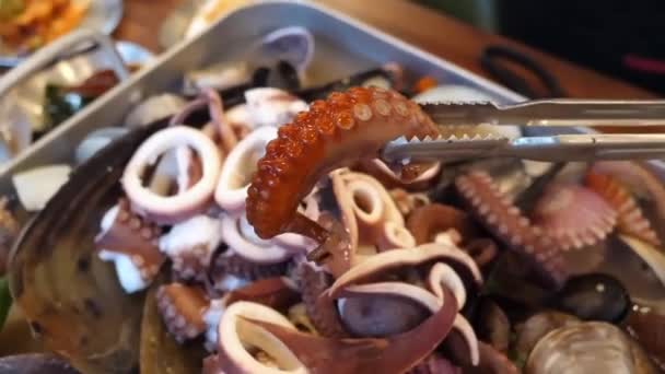 Gourmet Feast Mushrooms Seafood Tender Meats Inglés Disfrute Una Fiesta — Vídeos de Stock