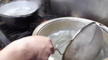 Balık bağırsaklarının, yüzgeçlerinin ve orfoz balığının başının stok için kaynatıldığı ve lezzetli bir sosun levrek çorbası için hazırlandığı bir restoran mutfağında aşçılık sürecini tecrübe edin.