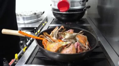 Lokanta mutfağına girerken brokoli, karides, mısır, acı biber, baharat, mürekkep balığı dokunaçları, istiridye, sosis ve haşlanmış yengeç canlanır.