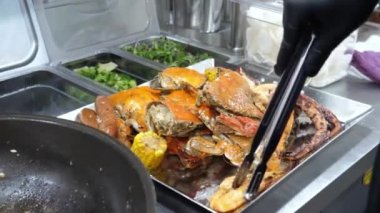 Yemek pişirme sanatını brokoli, karides, mısır, acı biber, baharat, mürekkep balığı dokunaçları, deniz kulağı, sosis ve buharda pişirilmiş yengeçlerle dolu bir yemek olarak deneyimleyin.