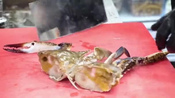 Witness Expert Culinary Technique Restaurant Whole Crabs Skillfully Cut Half — Stock Video