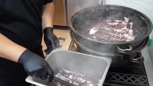 레스토랑 근로자가 완벽하게 오징어 촉수와 전복을 사용을위한 배경에 트로놈 컨테이너로 — 비디오
