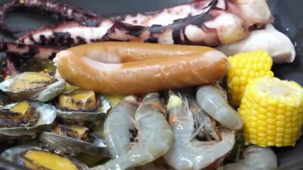 ブロッコリー トウモロコシの断片 唐辛子 スパイス イカ触手 アワビ ソーセージを完璧に揚げながら 高熱と燃焼脂肪のレストランのキッチンサイズとしての料理の渦巻きを体験してください — ストック動画