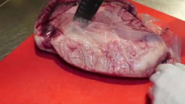 Bifteği ızgara için hazırlıyorum. Barbekü için et dilimliyorum. Salamura edilmiş biftekleri şişin üzerine koyun, tuz ve baharat serpin ve ızgaranın üstüne koyun..