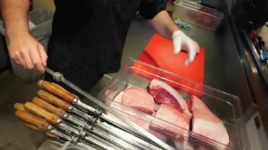 Salamura edilmiş biftekleri şişin üzerine koyun, tuz ve baharat serpin ve ızgaranın üstüne koyun..