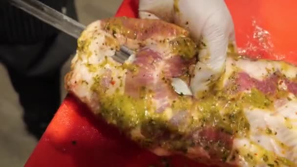 Arte Espetar Costelas Porco Marinadas Espeto Grelha Criando Delicioso Sabor — Vídeo de Stock