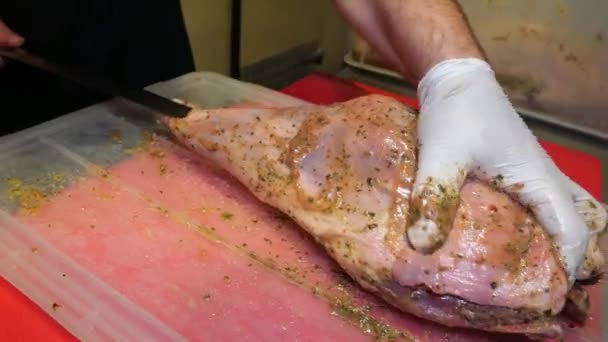 将腌制的小腿钉在斜架上 放在烤架上 — 图库视频影像