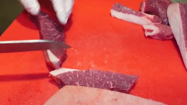 准备烤肉 切肉烤肉 把腌制好的牛排放在绞盘上 洒上盐和调味品 放在烤架上 — 图库视频影像