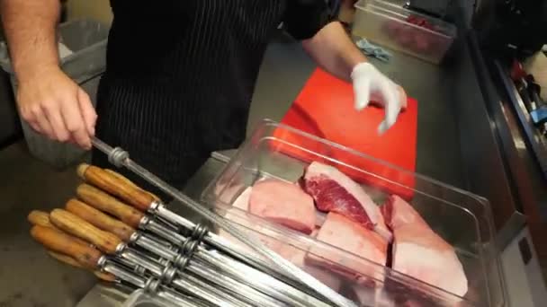 Cérnázzuk Fel Pácolt Steaket Egy Nyárson Szórjuk Meg Sóval Fűszerekkel — Stock videók