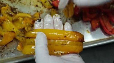 Kırmızı ve sarı dolma biberli mükemmel bir ateş. Kızardıktan sonra, kırmızı ve sarı dolma biberleri tabağa koy ve hafif ateşte kızartarak lezzetlerini arttır..