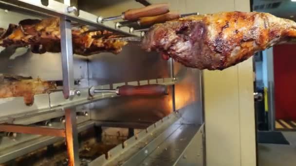 Smażenie Mięsa Noży Szaszłyków Kiełbasek Gorących Węglach Mięso Grilla Noże — Wideo stockowe
