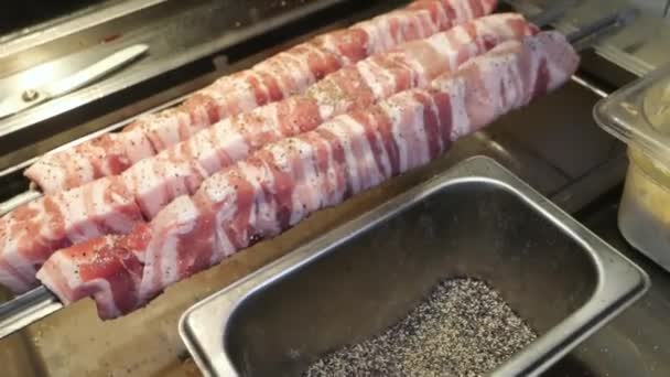 在热煤块上烤肉 什锦面包和腊肠 用调料和盐混合调料调味后 烤好的肉 面包和腊肠 在炽热的煤块上烤得完美极了 — 图库视频影像