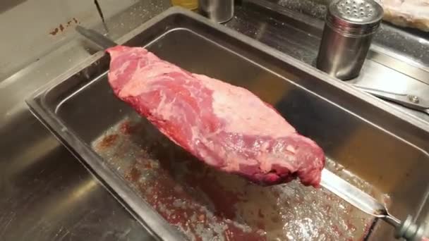 Smażenie Mięsa Noży Szaszłyków Kiełbasek Gorących Węglach Mięso Grilla Noże — Wideo stockowe