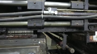 Kaliteli eşleşmelerin üretimi için süreç hatta. Kibrit üretimi için mekanize bir hat, boşluklar sıralanır ve kibrit kafa bileşimi istikrarlı bir sonuç elde etmek için ustalıkla uygulanır.