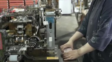 Kaliteli eşleşmelerin üretimi için süreç hatta. Kibrit üretimi için mekanize bir hat, boşluklar sıralanır ve kibrit kafa bileşimi istikrarlı bir sonuç elde etmek için ustalıkla uygulanır.