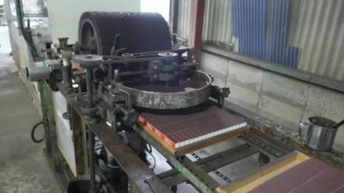 Kaliteli eşleşmelerin üretimi için süreç hatta. Kibrit üretimi için mekanize bir hat, boşluklar sıralanır ve kibrit kafa bileşimi istikrarlı bir sonuç elde etmek için ustalıkla uygulanır.