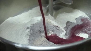 Pizza hamuru, yaban mersini reçeli ve un ve zeytinyağı içeren lezzetli bir tat alır..