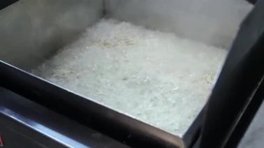 İyice kızartılmış patatesler. Ta ki altın kahverengiye kadar. Daha sonra restoranın mutfağında kullanmak için çok yönlü bir malzeme hazırlıyorlar.