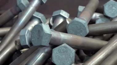Kurusıkı, metal testereler, pres, fırınlar ve diğer malzemelerin kullanıldığı bir fabrikada büyük ölçekli cıvata ve fındık üretimi sürecinin genel bir özeti..