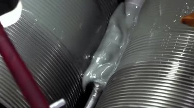 Kurusıkı, metal testereler, pres, fırınlar ve diğer malzemelerin kullanıldığı bir fabrikada büyük ölçekli cıvata ve fındık üretimi sürecinin genel bir özeti..