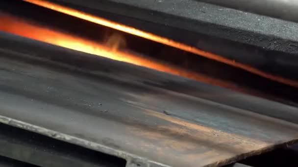 大型のボルトとナットを工場で製造するプロセスの概要 ブランク 金属製のソー プレス オーブンなど — ストック動画