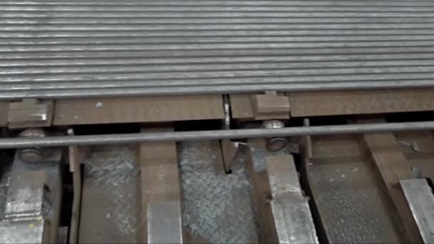 工厂中使用的大型螺栓和螺母的生产过程概述 使用的工具有 金属锯子 压力机 烤炉及其他 — 图库视频影像