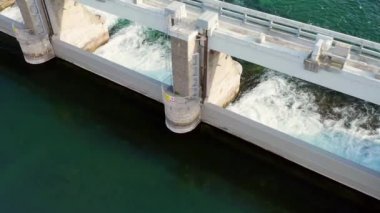 Barajların oluşturduğu rezervuarların manzara görüntüsü. Dağlar arasında hidroelektrik santralleri.