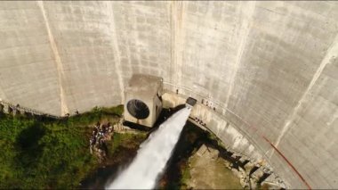 Barajların oluşturduğu rezervuarların manzara görüntüsü. Dağlar arasında hidroelektrik santralleri.