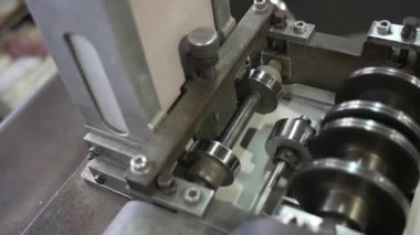 Endüstriyel makinelerde hareket eden parçaların işleyişini gösteren kısa videolar.