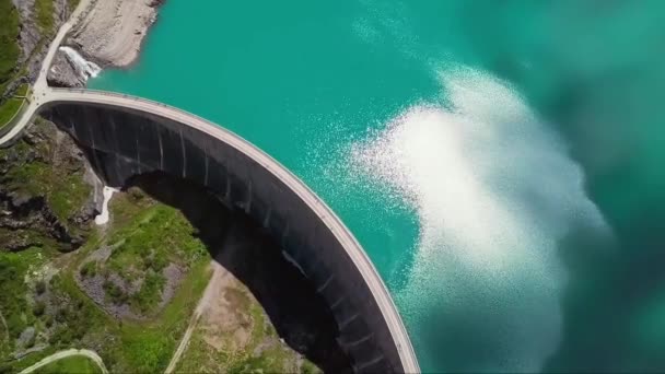 Vista Paisagem Reservatórios Criados Por Barragens Centrais Hidroeléctricas Entre Montanhas — Vídeo de Stock