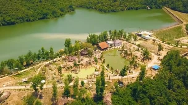 Barajların Oluşturduğu Rezervuarların Manzara Görüntüsü Dağlar Arasında Hidroelektrik Santralleri — Stok video