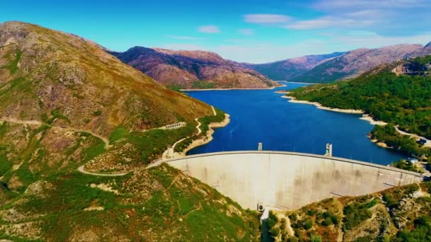 Пейзаж Водохранилищ Созданных Плотинами Гидроэлектростанции Горах — стоковое видео