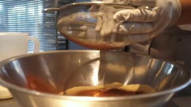 Pasta için kuru malzemeler hazırlıyorum ve onlara önceden hazırlanmış krema ekliyorum.