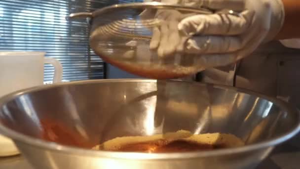 Смешивание Сухих Ингредиентов Торта Добавление Предварительно Подготовленной Меренги Ним — стоковое видео