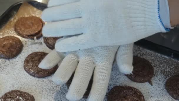 Biscoitos São Retirados Forno Usando Uma Ferramenta Cozinha São Moldados — Vídeo de Stock