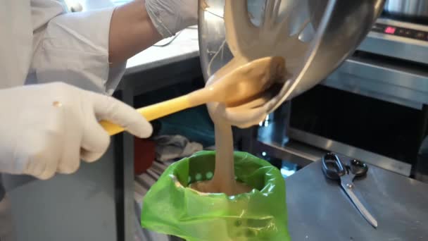 Tek Kullanımlık Bir Boru Torbası Kullanarak Çikolatalı Kremayı Yuvarlak Kalıplara — Stok video