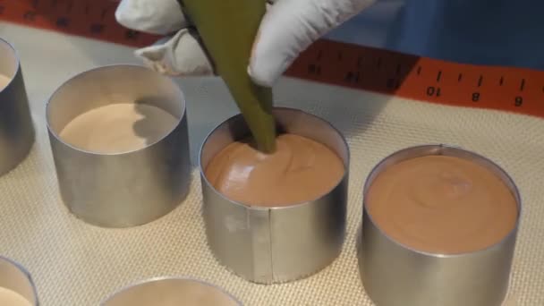 Mousse Chocolate Tubería Moldes Redondos Utilizando Una Bolsa Tuberías Desechable — Vídeo de stock