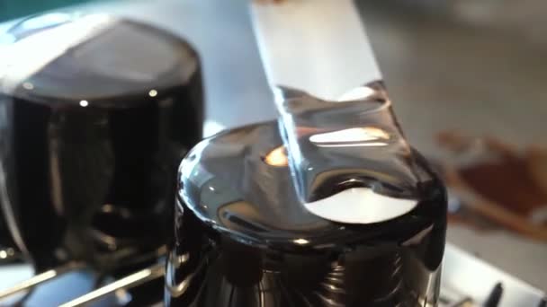 Revestimento Artístico Bolo Mousse Com Chocolate Escuro Branco Usando Utensílios — Vídeo de Stock