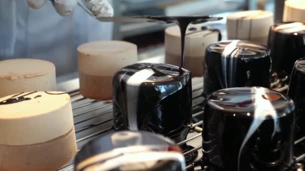 Revêtement Artistique Gâteau Mousse Chocolat Noir Blanc Aide Ustensiles Cuisine — Video